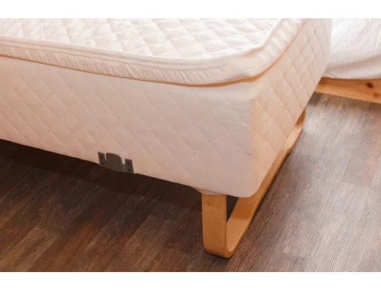 Тахта с гнутоклееными ножками с наматрасником