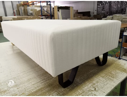 Тахта с гнутоклееными ножками с наматрасником